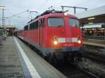 110 427-2 steht mit einer Regionalbahn auf Gleis 9 im Mannheimer Hbf.