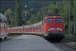 110 316 rangiert mit ihrem Regionalzug auf ein Seitengleis in Kufstein.