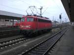 110 491 wartet als Leerfahrt auf dem Zwischengleis auf die Ausfahrt aus dem Hannoverschen Hbf in Richtung Betriebshof Pferdeturm bzw. ihrem Standort Braunschweig vor dem Ausfahrsignal.
24.12.2008