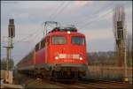 110 380 mit dem RE11594 am Esig Geilenkirchen. In Krze wird er den Bf erreichen wo er eine kleinen Zwischenhalt einlegt. 3.3.2009