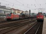 Die 185 052 am 14.03.2009 mit einem Gterzug bei der Durchfahrt in Regensburg Hbf. Die 110 396 wartet auf Gleis 109 auf Ausfahrt mit ihrer RB. (Bahnbilder Treffen) 