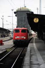 Morgens kurz nach 8: Im Schatten des berhmten Frankfurter Stellwerks zieht 110 427-2 ihre Regionalbahn in den Hauptbahnhof.