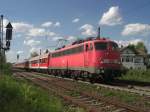 Kurz nach der Ausfahrt aus dem Priener Bahnhofs fotografierten wir die 110 292-0, als Zuglok eines Regionalexpresses in Richtung Salzburg. Aufgenommen am 3.Juni 2OO9.