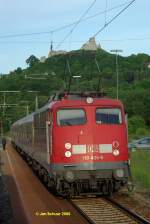110 425-6 als Schublok vor dem Gegenzug zum RB 37170 bei der Zugkreuzung unter der Burgruine von Bopfingen