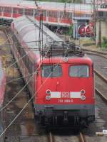 110 398 steht mit einer RE-Verstärkergarnitur abgestellt in Siegen (11. Juli 09)