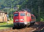 110 326 am 05.08.09 mit einem Regionalexpress nach Koblenz in Bacharach.