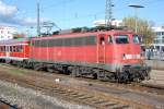 Die schne BR 110 443-9 mit durchgngigem Lfterband. Eine Frankfurterin in Ulm Hbf am 5.11.2009