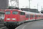 Die 110 497-5 schiebt ihren RE4 Verstrker in Dsseldorf am 05.02.2010
