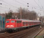 110 457  glnzt mit ihren RE4 Verstrker am 8.2.2010 bei der Fahrt durch Dsseldorf Bilk.