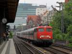 Einen Leerwagenzug befrdert 110 352-2 am 12.6.2010 ber die Stadtbahn und passiert dabei den Hp.