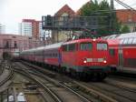 Nun wurde es noch voller am 12.06. Ganz rechts ein RE 1 gen Osten, in der Mitte 110 352-2 mit der Leerwagenberfhrung fr die Kreuzfahrgste nach Potsdam und links eine S Bahn vor dem ALEXA. Gre an die freundlich Polizisten!