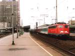 Heute drei Farbvariante von die Bgelfalte. Hier ist die 110 420-7 mit RE 11  Rhein-Hellweg-Express  29107 Dsseldorf-Paderborn auf Essen Hauptbahnhof zu sehen am 23-8-2004. Bild und scan: Date Jan de Vries.