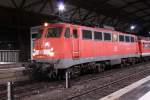 110 497-5 steht mit Spitzenlicht und Schlusslicht in Aachen Hbf am  06.01.2011