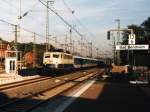 Drei Lackierungen der BR 110: 110 325-8 mit IR 2342  Havelsee  Berlin Zoo-Amsterdam CS auf Bahnhof Bad Bentheim am 18-10-1997. Bild und scan: Date Jan de Vries.