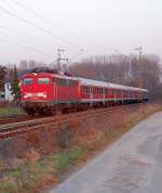 Mit fnf Minuten Versptung kommt die 110 490-0 mit dem RE4 Verstrkerzug zwischen Kleinenbroich und Korschenbroich in Richtung Aachen gefahren, der nchste Halt ist Mnchengladbach Hbf an diesem