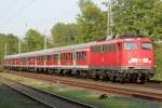 Die Braunschweiger 110 463-7 zieht den RE4 Verstrker von Dsseldorf nach Aachen Richtung Hckelhoven Baal am 21.04.2011