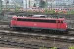 110 437 wartet in  Frankfurt Main(Hbf.)auf ihren nchsten Einsatz.Aus dem fahrenden Zug fotografiert.30.04.2011.