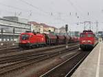 Die 1116 125 am 14.03.2009 mit einem Gterzug bei der Durchfahrt durch den Regensburger Hbf,  wehrend die 110 396 wartet mit ihrer RB nach Ingolstadt auf Ausfahrt.