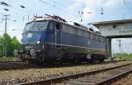 Lokparade im DB Museum Koblenz-Ltzel am 21.05.2011 zu dessen 10 jhrigen Bestehen.
110 348-0.  Die 110 348 hat die klassische Bgelfalte. Der windschnittige Lokomotivkasten wurde ursprnglich  fr die Loks konstruiert,  die den Rheingold und Rheinpfeil ziehen sollten. Ab der 110 288 wurde die Bgelfalte wegen des geringeren Luftwiderstands aber fr alle folgenden Serienloks beibehalten.  Die E10 348 hat eine Leistung von 5030 PS und eine Hchstgeschwindigkeit von 150 km/h. Kennzeichen dieser Lok war auch das durchgehende Lfertband, welches ihr besondere Eleganz verlieh. 
