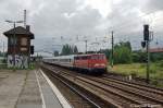 110 497-5 mit dem Kreuzfahrersonderzug DZ 2670 von Warnemnde nach Berlin Ostbahnhof an der S-Bahn Station Berlin Warschauer Strae.