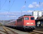 110 441-3 mit Nahverkehrszug steht im Hbf Siegen am 10.04.2010 auf dem Abstellgleis. Die Aufnahme entstand aus dem Südwestfälische Eisenbahnmuseum, Siegen.