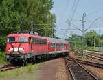 Die geschmckte 110 446-2 erreicht am 29.6.2012 den Bahnhof Marbach mit einer Regionalbahn aus Backnang. An besagtem Tag wurde die Baureihe von der kleinen Murrbahn verabschiedet. Ein Dank geht an die IG Einheitslokomotiven e. V., die der Lok einen wrdigen Abschied bereitet haben. Das Bild entstand vom Bahnsteigende aus.