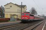 110 437-1 hat am 04.01.2013 den Bahnhof Greven erreicht und wartet auf die Weiterfahrt nach Rheine.