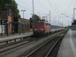 110 469 mit dem EC 378 Bratislava-Binz,am 16.Juli 2013,bei der Einfahrt in Bergen.Auf dem Foto nicht sichtbaren Fhrerstandsfront wurde die Lok Opfer von Graffitisprhern.