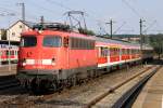 Die Stuttgarter 110 446-2 zieht als aktuell letzter Regio 10er den IRE 3276 und Karlsruher Steuerwagen mit Gepcktr im TT Umlauf von Tbingen nach Stuttgart durch Plochingen am 12.07.2013