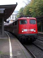 Wie lange wird es noch die Br 110 vor Regionalbahnzgen geben?
Die 110 373-8 am 28.10.2006 in Wuppertal Hbf in Gleis 2.
