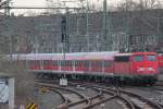 110 437 schob am 15.4.13 einen n-Wagenpark aus Düsseldorf Hbf.