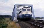 Am 15.8.1987 um 15.19 Uhr befährt 110331 mit dem langen D 438 nach Köln am Haken die Kanalbrücke über den Mittellandkanal bei Bohmte.