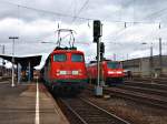 Dies BR 110 426-4 mit einer RegionalBahn auf Gleis 5 des Aalener Bahnhofs und daneben die BR 146 217-5 mit einem RegionalExpress (auch Ex-Silberlinge) auf einem Abstellgleis.