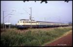 110442 fährt mit E 3175 am 3.10.1990 um 8.31 Uhr durch den Haltepunkt Baumbach in Richtung Bebra.