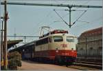 Die DB E 110 495-9 mit einem Schnellzug von Zürich nach Stuttgart, bestehend aus SBB EW IV in Singen am 29.