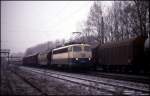 Das war eine etwas außergewöhnliche Lok für einen Güterzug: 110395 kam am 22.11.1991 um 9.32 Uhr mit einem Güterzug in Richtung Osnabrück fahrend durch den Bahnhof Natrup