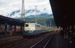 Mit einem Urlauberzug fährt die 110 373-8 im September 1995 in den Bahnhof Spittal-MIllstättersee ein. Neben DB-Liegewagen sind im Zug auch Wagen des ehemaligen TUI-Ferienexpress eingestellt. Mit diesen 1978 in Dienst gestellten Wagen, die gegenüber den üblichen Liegewagen einen erhöhten Komfort boten, brachte die TUI Feriengäste aus dem Norden und Westen Deutschlands in beliebte Urlaubsregionen. 1993 wurden die Wagen an die Niederländische Staatsbahn verkauft.