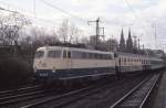 110483 mit E nach Bielefeld fährt am 25.3.1993 um 14.17 Uhr von Köln HBF kommend in Köln Deutz ein.