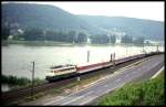 110318fuhr am 20.6.1993 um 7.34 Uhr bei Rheinbrohl mit einem Autozug in Richtung Süden am rechten Rhein Ufer entlang.
