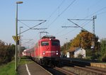 110 491-8 von BTE zieht am 31.Oktober 2015 vier Reisezugwagen durch Gundelsdorf in Richtung Lichtenfels.