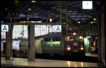 Die noch blaue 110315 steht am 12.3.1997 um 18.38 Uhr mit einem Regionalzug in der Halle des HBF Köln.