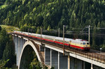 E10 1309 überquert mit dem AKE-Rheingold die Pfaffenberg-Zwenberg-Brücke bei Penk.