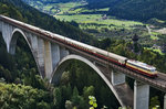 Blick hinunter auf die Falkensteinbrücke, diese gerade die E10 1309 mit dem AKE-Rheingold überquert. Unterwegs war der Zug von Pörtschach am Wörthersee nach Leverkusen-Schlebusch.
Schublok war 151 074-2 von Lokomotion.

Aufgenommen am 18.9.2016.