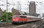 110 420 passiert mit ihrem Wagenpark das nördliche Gleisvorfeld des Kölner Hauptbahnhofs.