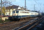 110 261-5 fährt um 1998 aus dem Bahnhof Remagen aus.
