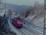 Ein Bild vom Heiligeabend 1996 zeigt die 110 245 mit einem Zug nach Heilbronn bei der Ausfahrt aus Neckargerach, gleich geht es entlang der Mageretenschlucht in den Binauer Tunnel.(Eigentum und Foto