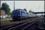 Die blaue 110235 ist hier am 16.7.1991 um 16.26 Uhr in Wiesloch Walldorf mit dem 3418 nach Heidelberg unterwegs.