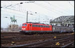 110282 kommt hier von der Hohenzollernbrücke und fährt mit dem RE 8 nach Kaldenkirchen am 24.3.1999 um 16.22 Uhr in den HBF Köln ein.