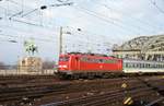 110135 verläßt am 24.3.1999 um 16.35 Uhr mit einer RB Garnitur die Hohenzollernbrücke in Köln und fährt in den HBF Köln ein.