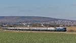 Der von 110 279 und 110 383 gezogene Krokus-Express Den Haag - Bludenz durchfährt die Wetterau, hier in einer Kurve kurz hinter Ostheim (b.